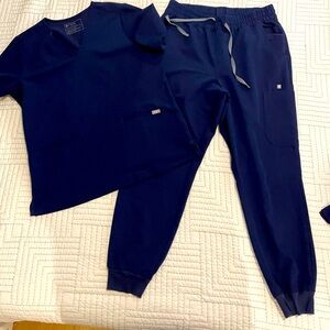 FIGS scrub top and bottom Large